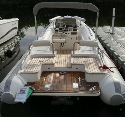 NYC motor boat Yacht 9 - stern